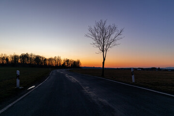 leere Straße gegen Sonnenuntergang