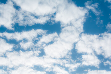 ciel bleu parsemé de petits nuages