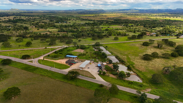 Foto a&eacute;rea que muestra las planicies y fincas de ganado que caracterizan el departamento de C&oacute;rdoba en Colombia