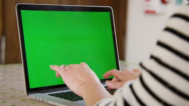 Ordinateur &eacute;cran vert incrustation