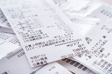 Obraz premium 生活費がメインのたくさんのレシート