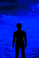 水の背景と男性のシルエット