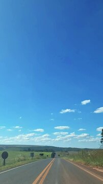 Time lapse dirigindo em estrada no povoado de S&atilde;o Jorge, cidade de Alto Paraiso de Goi&aacute;s, Estado de Goias, regi&atilde;o da chapada dos Veadeiros