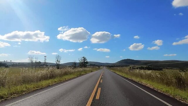 Dirigindo por estrada asfaltada no povoado de S&atilde;o Jorge, cidade de Alto Paraiso de Goi&aacute;s, Estado de Goi&aacute;s, regi&atilde;o da chapada dos Veadeiros