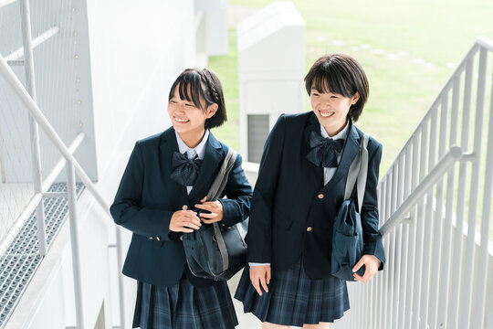 登校・下校・通学する小学生・中学生・高校生（階段）
