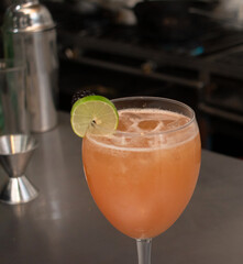 Bebida color naranja con hielos