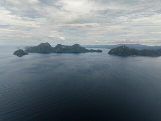 Fototapeta premium Blue sea and Islands with white sand beaches. El Nido. Palawan. Philippines.