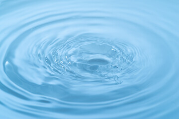 美しい水面の波紋	