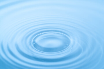 美しい水面の波紋	