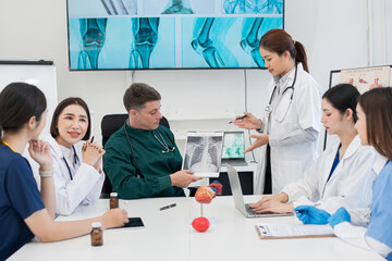 Fototapeta premium Male and female doctors are having a meeting in a hospital room.