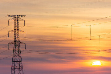 夕日と送電鉄塔