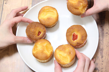 数人でカップケーキを食べるシーン