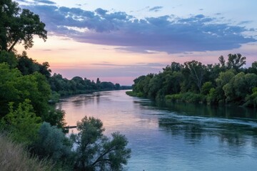 Obraz premium Lush greenery and tranquil water of the Sacramento River at dusk, water, dusk