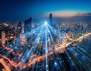 空中に広がる光の網目が巨大な幾何学ネットワークを形成し、建造物の間を無数の結ばれたライン上をデータやエネルギーの流れが視覚化され、都市全体が発光する幻想的な都市景観