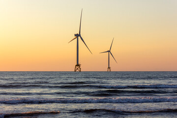 夕暮れ時の洋上風力発電
