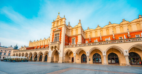 Naklejka premium Main market Square with St. Mary's Basilica, city view in Krakow Poland. Autumn landscape.