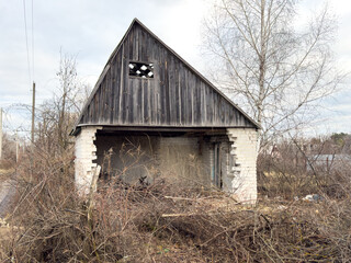Obraz premium A dilapidated old building with a large hole in the roof