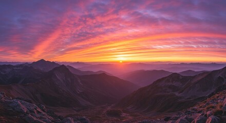 Naklejka premium Panoramic view of colourful sunrise in the mountains. 