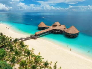Fototapete Rund Aerial view of bungalow, white sandy beach, sea and green palms © Cavan