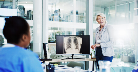 Obraz premium Doctor, surgeon and coaching with screen for x ray, medical procedure or CT scan results at office. Mentor, leader or speaker with nurse or MRI for healthcare training or planning surgery at clinic