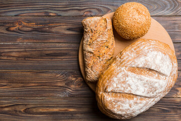 Freshly baked bread on cutting board against white wooden background. top view bread with copy space
