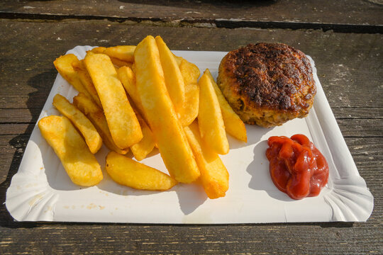 Pommes Frites mit Boulette