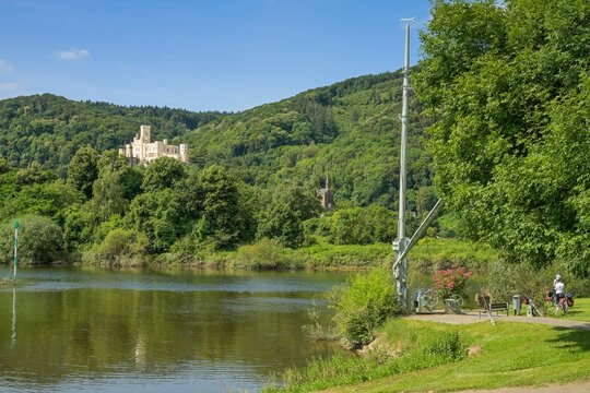 M&uuml;ndung der Lahn in den Rhein, hinten Schloss Stolzenfels, Lahnstein, Rheinland-Pfalz, Deutschland