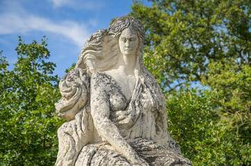 Loreley-Figur am Biergarten am Steilhang Loreleyfelsen, St. Goarshausen, Rheinland-Pfalz, Deutschland