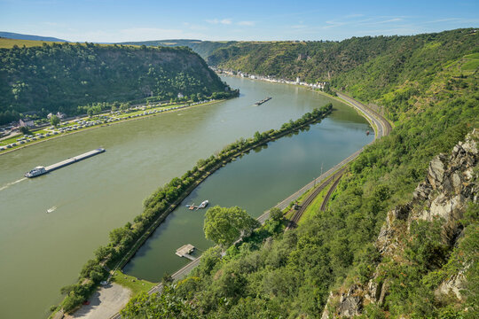 Schiffsverkehr an der Rheinkurve um die Loreley, Blick vom Loreleyfelsen, links St. Goar, recht St. Goarshausen, Rheinland-Pfalz, Deutschland