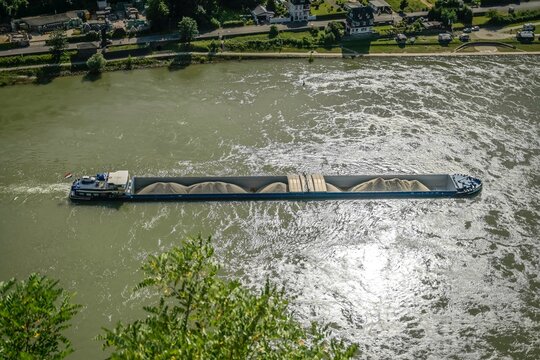 Schiffsverkehr an der Rheinkurve um die Loreley, Blick vom Loreleyfelsen, Sankt Goarshausen, Rheinland-Pfalz, Deutschland