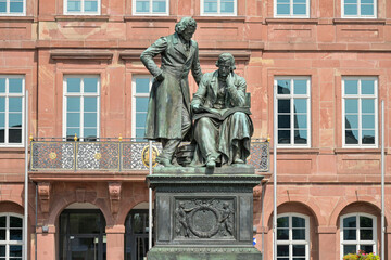 Fototapeta premium Brüder-Grimm-Nationaldenkmal, Neustädter Rathaus, Neustädter Markt, Hanau, Hessen, Deutschland
