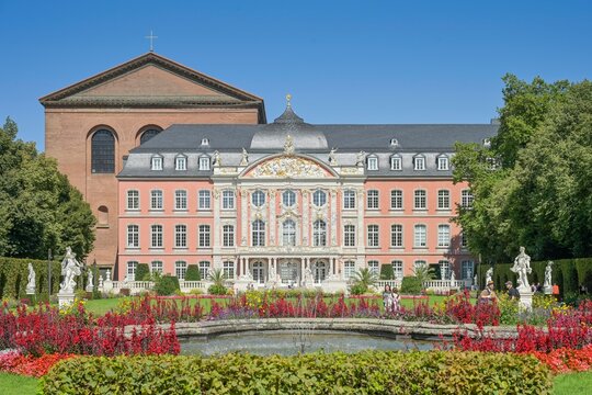 Kurf&uuml;rstliches Palais mit Palastgarten und Springbrunnen, Willy-Brandt-Platz, Trier, Rheinland-Pfalz, Deutschland