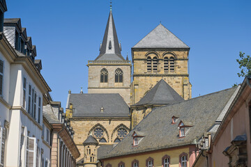 Fototapeta premium Liebfrauenkirche, hinten Kirchturm Dom, Liebfrauenstraße, Trier, Rheinland-Pfalz, Deutschland