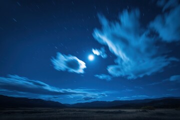 Naklejka premium Captivating long exposure night photograph of cloudy skies under a full moon scenic landscape peaceful environment artistic viewpoint for cloud enthusiasts