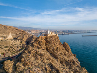 El faro maritimo de San Telmo situado en Almería (Andalucía, España), sobre la costa del mar...