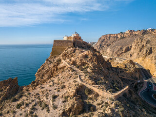 El faro maritimo de San Telmo situado en Almería (Andalucía, España), sobre la costa del mar...