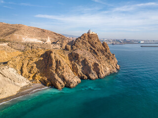 El faro maritimo de San Telmo situado en Almería (Andalucía, España), sobre la costa del mar...