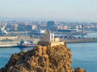El faro maritimo de San Telmo situado en Almería (Andalucía, España), sobre la costa del mar...