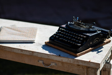 máquina de escribir como decoración para eventos y atrezo