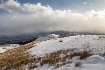 Obraz premium 長野県 雪深い霧ケ峰高原の風景 