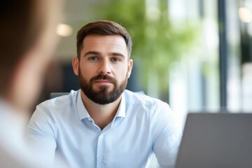 Obraz premium serious businessman looking at viewer during meeting