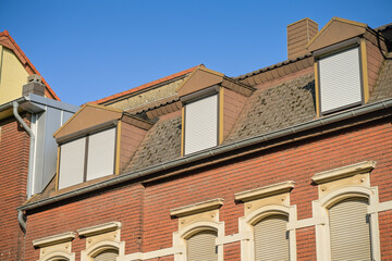 Altbau, Wohnhaus in der Poststraße, Jalousien sind gegen Hitze geschlossen, Völklingen, Saarland, Deutschland