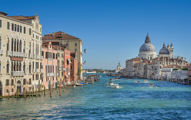 Canal Grande, Bootsverkehr, rechts Basilica Santa Maria della Salute, Venedig, Venetien, Italien