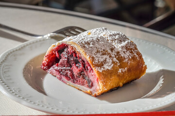 Kirschstrudel, Kuchen, Gebäckstück, Pasticceria La Bomboniera, Via Trenta Ottobre, Triest, Region Friaul-Julisch Venetien, Italien