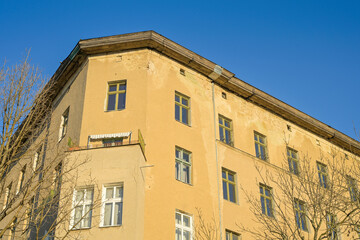 Unrenovierter hässlicher Altbau, Görlitzer Straße, Kreuzberg, Friedrichshain-Kreuzberg, Berlin, Deutschland