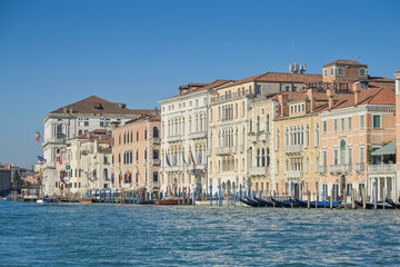 Paläste am Canal Grande zwischen San Marco und San Maria del Giglio, links die Prefettura di Venezia, Venedig, Venetien, Italien