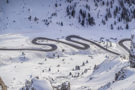 Serpentinenstra&szlig;e SS48 hoch zum Passo Pordoi, ausgehend vom Fassatal, Canazei, Dolomiten, Trentino, Italien