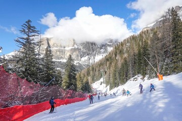 Skiabfahrt nach Canazei, Dolomiten, Trentino-Südtirol, Italien