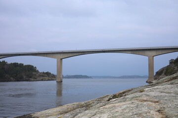 Obraz premium a bridge across the sea between two mountains