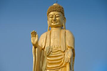 Obraz premium Großer stehender Buddha im Great Buddha Land am Kloster des Fo-Guang-Shan-Buddha-Museum, Tongling Rd, Dashu District, Kaohsiung, Taiwan
